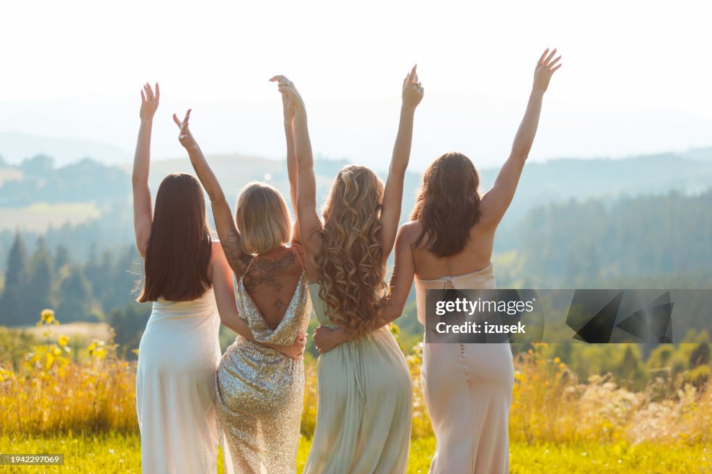 Amiche in abiti eleganti che guardano le montagne