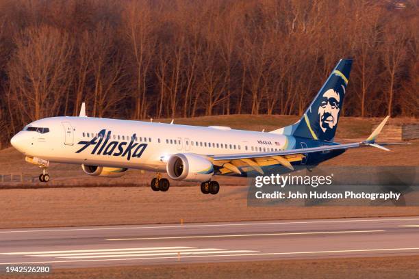 alaska airlines boeing 737-9 max airplane at columbus international airport - boeing 737 max 8 stockfoto's en -beelden