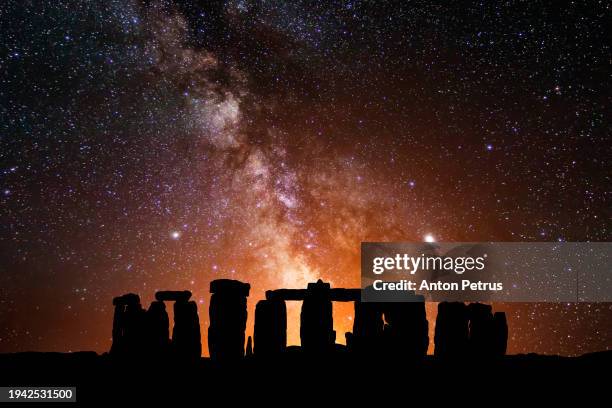 stonehenge at night under the starry sky - stonehenge stock pictures, royalty-free photos & images