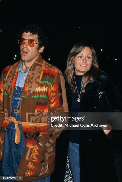 American actor Elliott Gould and American actress Valerie Perrine attend an event, US, circa 1975.