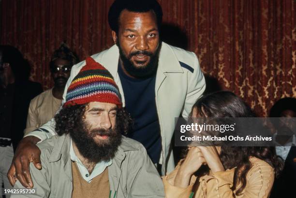 American actor Elliott Gould, Jennifer Bogart and American football fullback, civil rights activist, and actor Jim Brown attend an event, US, circa...