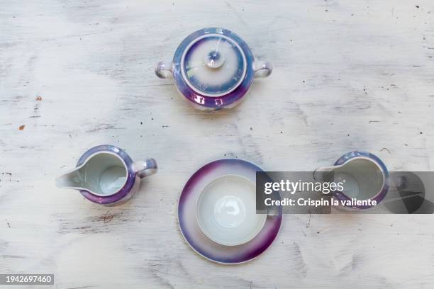 overhead view of porcelain tea or coffee set on a white table - tea cup overhead view photos et images de collection