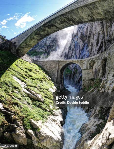 the devil's bridge and the new bridge on the way to the alpine pass gotthardpass - kanton uri stock-fotos und bilder