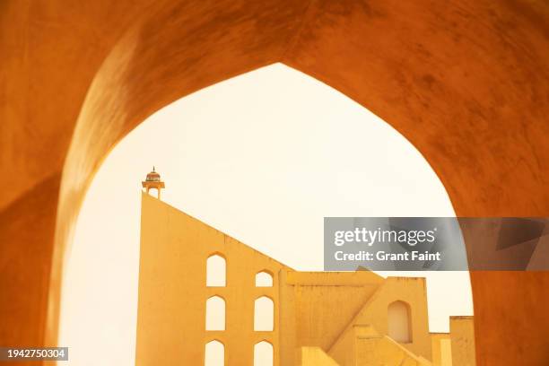 architectural  buildings - jantar mantar fotografías e imágenes de stock