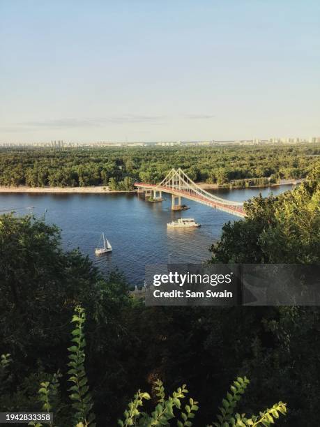 raised view of the park bridge which crosses the dnipro river in central kiev, ukraine. - maidan nezalezhnosti stock pictures, royalty-free photos & images