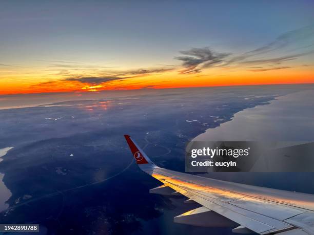 aile de turkish airlines - window frame ship photos et images de collection