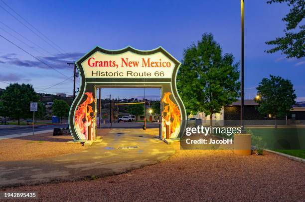 letrero de neón de autoservicio de la ruta 66 en grants, nuevo méxico - drive through fotografías e imágenes de stock