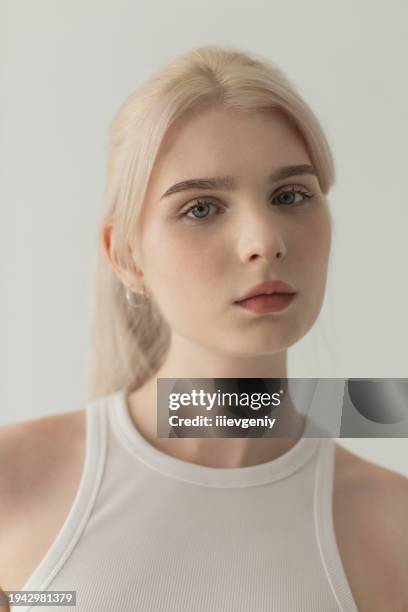femme blonde en studio. beauté - couleur-chair photos et images de collection