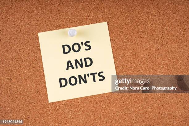adhesive note with text do's and don't s - brand guidelines stock pictures, royalty-free photos & images