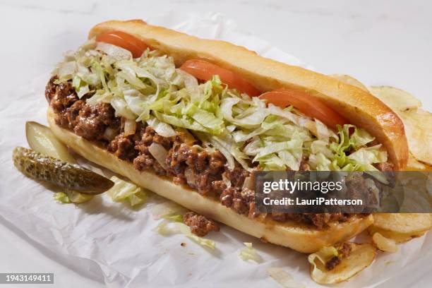 sándwich de bistec con queso picado - bocadillo submarino fotografías e imágenes de stock
