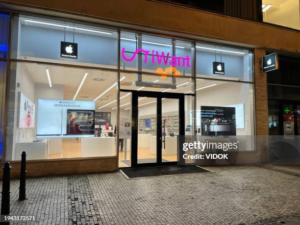 iwant - apple premium reseller in prague. - reseller stock pictures, royalty-free photos & images