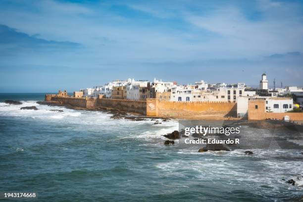 essaouira in the afternoon from porthole, morocco - marokko stock-fotos und bilder