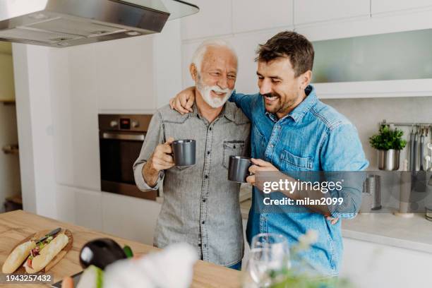 coffee time - padre e hijo fotografías e imágenes de stock