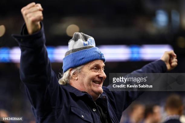 Actor Jeff Daniels stands on the sidelines prior to an NFL divisional round playoff football game against the Tampa Bay Buccaneers at Ford Field on...