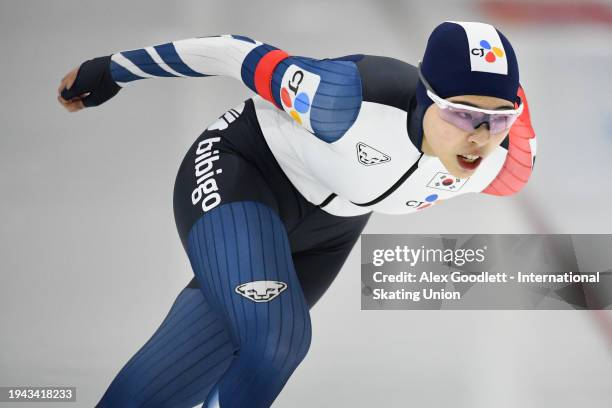 Na-Hyun Lee of South Korea competes in the women's 1000 meter final during the ISU Four Continents Speed Skating Championships at Utah Olympic Oval...