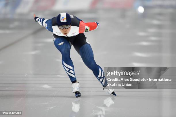 Sang-Hyeok Cho of South Korea competes in the men's 1000 meter final during the ISU Four Continents Speed Skating Championships at Utah Olympic Oval...