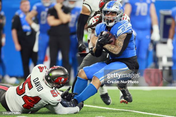 Detroit Lions running back David Montgomery keeps possession of the ball as he is pulled down by Tampa Bay Buccaneers linebacker Lavonte David during...