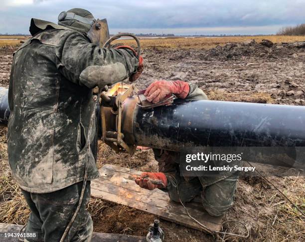 welder welding gas oil pipes pipeline - pipeline wave stock pictures, royalty-free photos & images