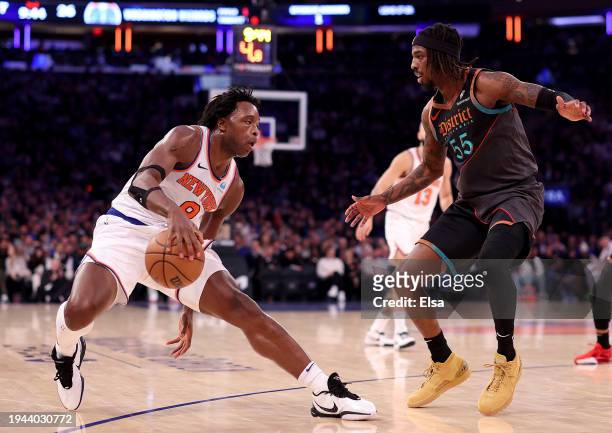 Anunoby of the New York Knicks heads for the net as Delon Wright of the Washington Wizards defends at Madison Square Garden on January 18, 2024 in...