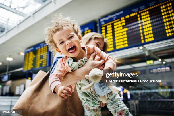 joyful child at departure gate - flugpassagier stock-fotos und bilder