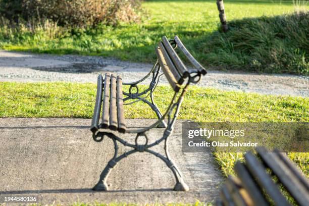 a broken bench in a park - banc public photos et images de collection