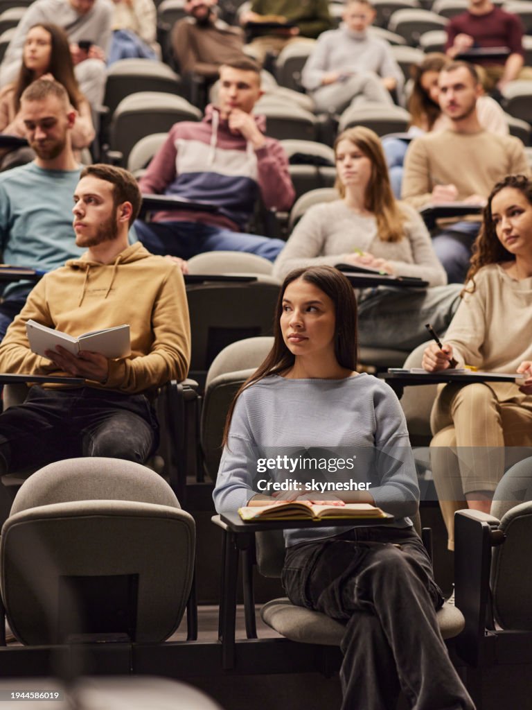College-Studenten, die einen Unterricht im Hörsaal haben.