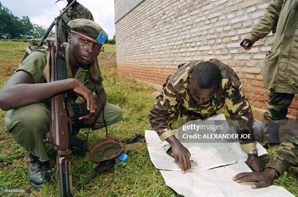 Ww1 Rwanda Rwandan government soldiers look at a map on June 12, 1994 on the ...