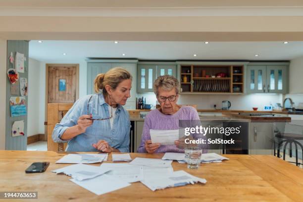 presupuestación de juntos - costo de vida fotografías e imágenes de stock