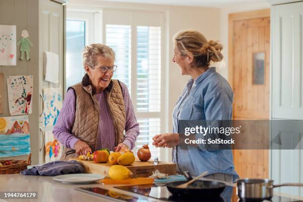 daughter's culinary assistance - koken eten koken stockfoto's en -beelden