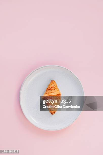 fresh delicious croissant on the plate on pink background - breaking croissant stock pictures, royalty-free photos & images