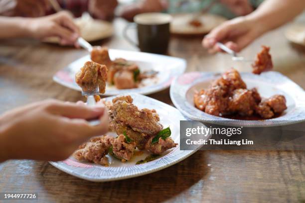 close-up chinese new year's eve family reunion dinner at dining room with all family members - gefrituurde kip stockfoto's en -beelden