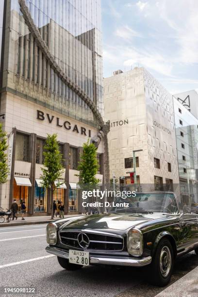 coche de época en ginza - marca de diseñador fotografías e imágenes de stock