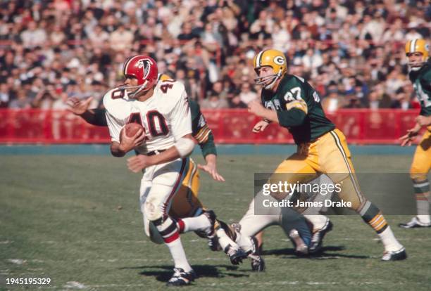 Atlanta Falcons cornerback Ron Smith carries the ball with Green Bay Packers linebacker Phil Vandersea in close pursuit during a regular season NFL...