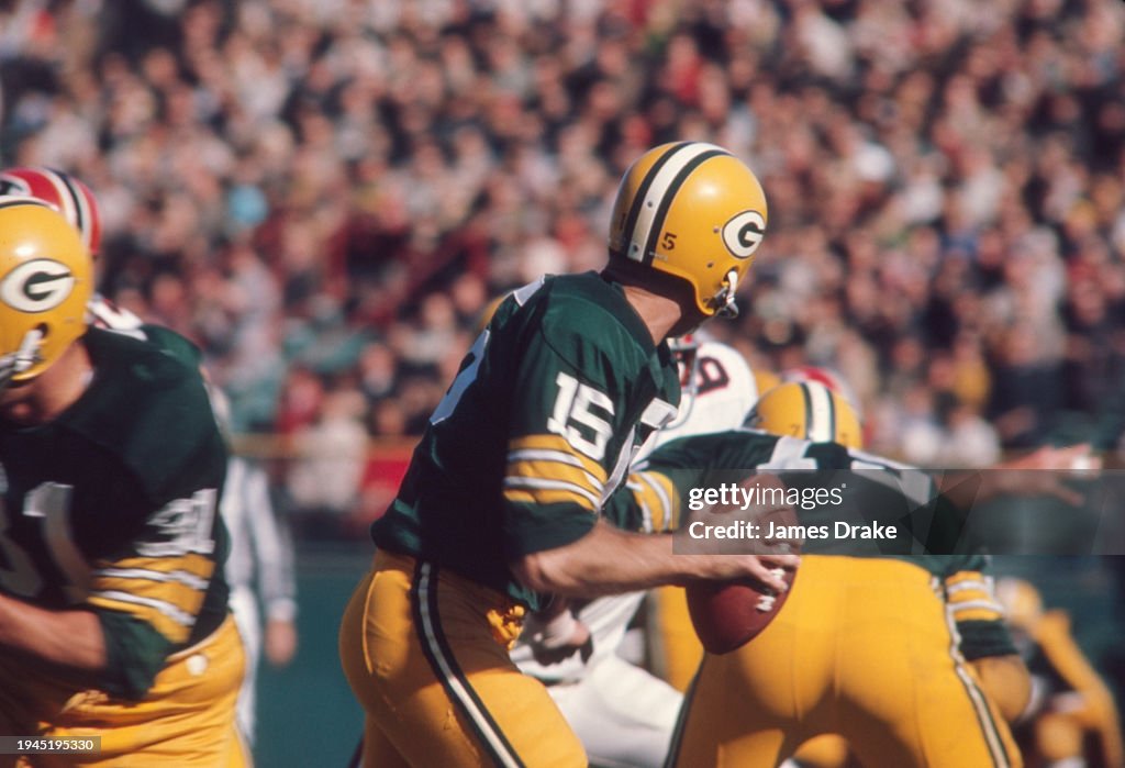 Green Bay Packers quarterback Bart Starr drops back to pass during a