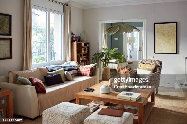 wohninterieur im shabby-chic-stil - shabby chic stock-fotos und bilder