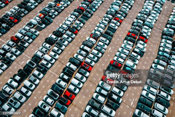 creative pattern of a large number of cars parked outside in a row. - estacionar imagens e fotografias de stock