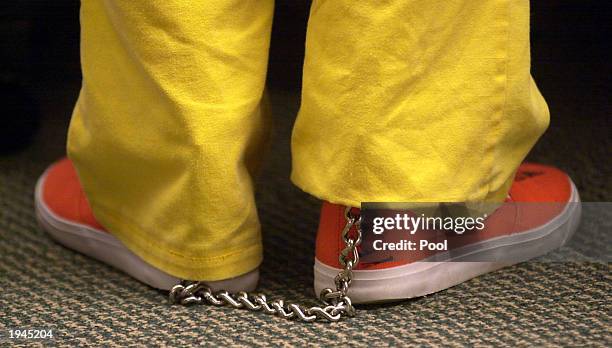 Shackled Foot Handcuffed Feet Fotografías e imágenes de stock - Getty Images