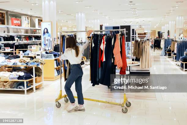 Online Shopping Photos and Premium High Res Pictures - Getty Images