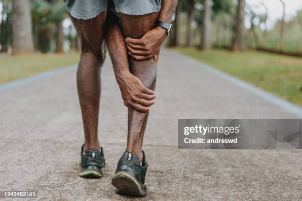 porträt eines mannes mit wadenschmerzen - wade menschliches körperteil stock-fotos und bilder