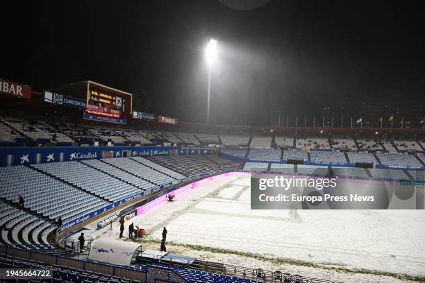 Snow covers the pitch of Real Zaragoza's stadium, La Romareda, on 19 January, 2024 in Zaragoza, Aragon, Spain. The match, scheduled for this Friday,...