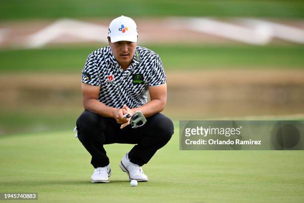 Lee of South Korea lines up a putt on the ninth green during the second round of The American Express at Nicklaus Tournament Course on January 19,...