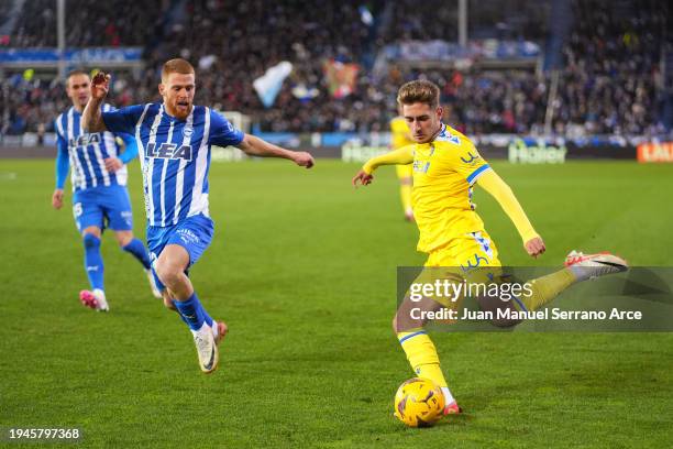 Robert Navarro of Cadiz CF crosses the ball whilst under pressure from Carlos Vicente of Deportivo Alaves during the LaLiga EA Sports match between...