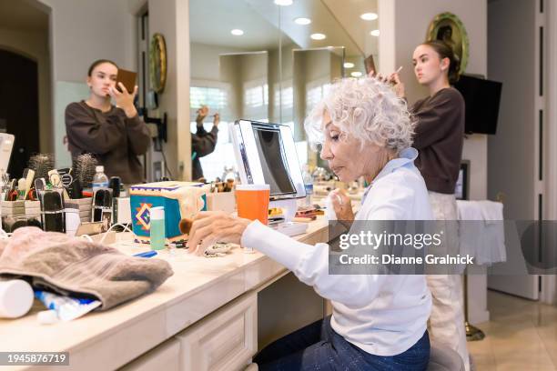 teenage girl doing her makeup with her grandmother - glamourous granny 個照片及圖片檔