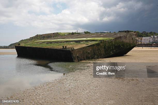 wwii remains - mulberry harbour on the coastline of french normandy (arromanches, france) - arromanches - fotografias e filmes do acervo