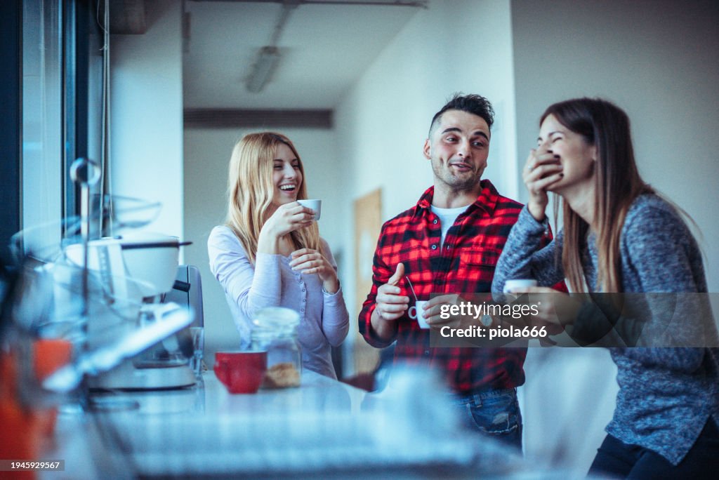 Entspannungsmoment im Coworking-Büro: Kaffeepause