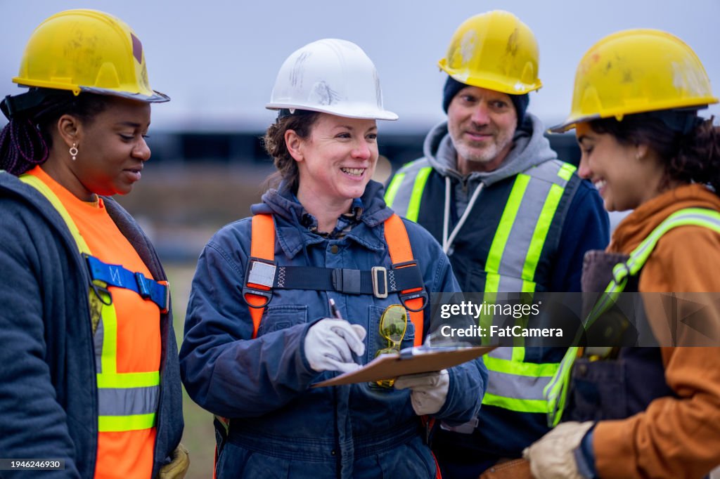 Operai che pianificano in loco