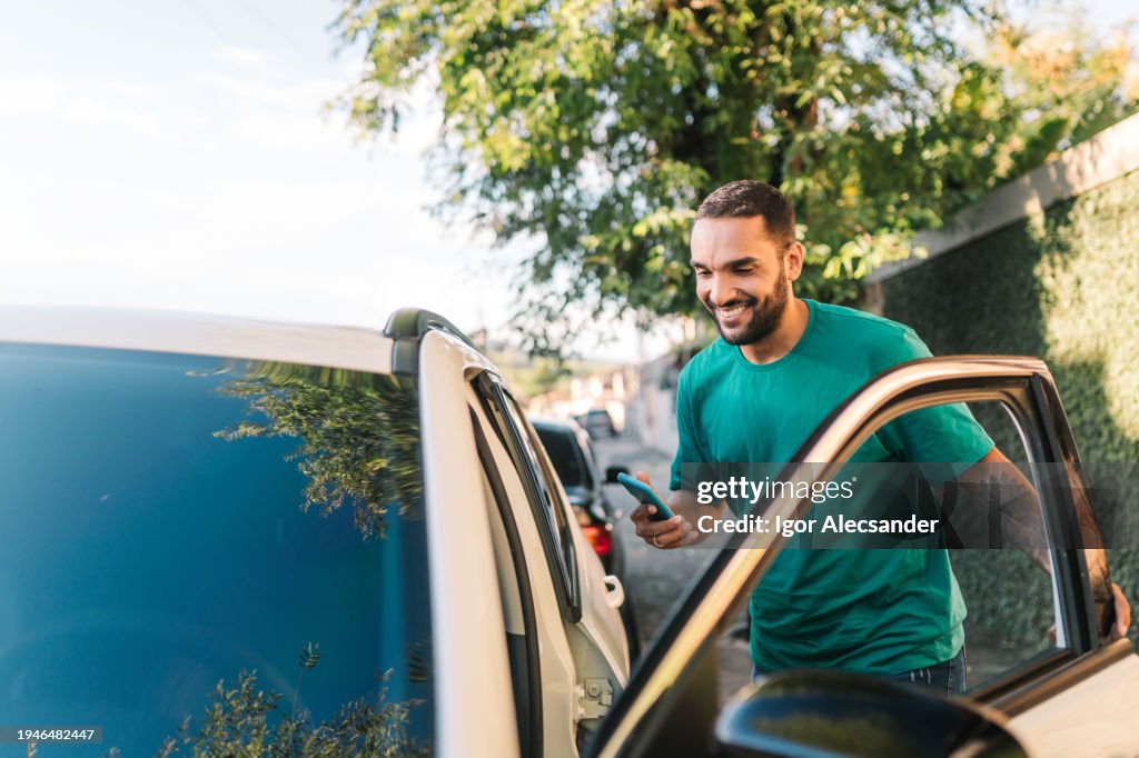 Homem entrando no carro para dirigir