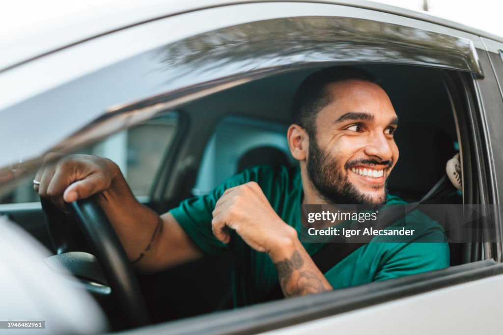 Conductor sonriente al volante