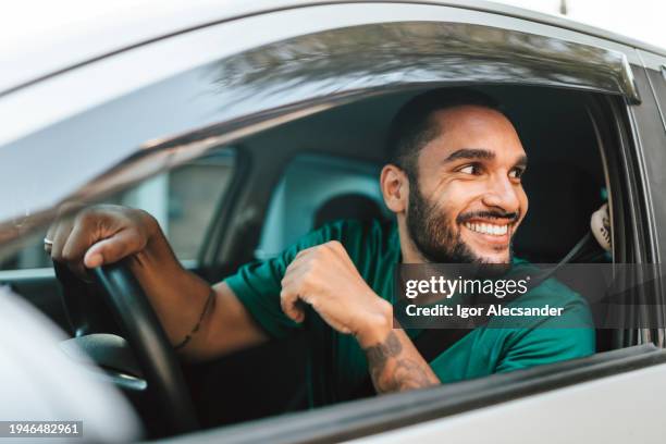 smiling driver at the wheel - veículo motorizado imagens e fotografias de stock