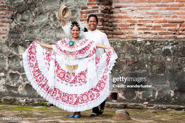 trajes tradicionales panameños - panamá fotografías e imágenes de stock